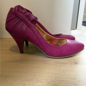NWT Fuchsia 1940s inspired heels size 6